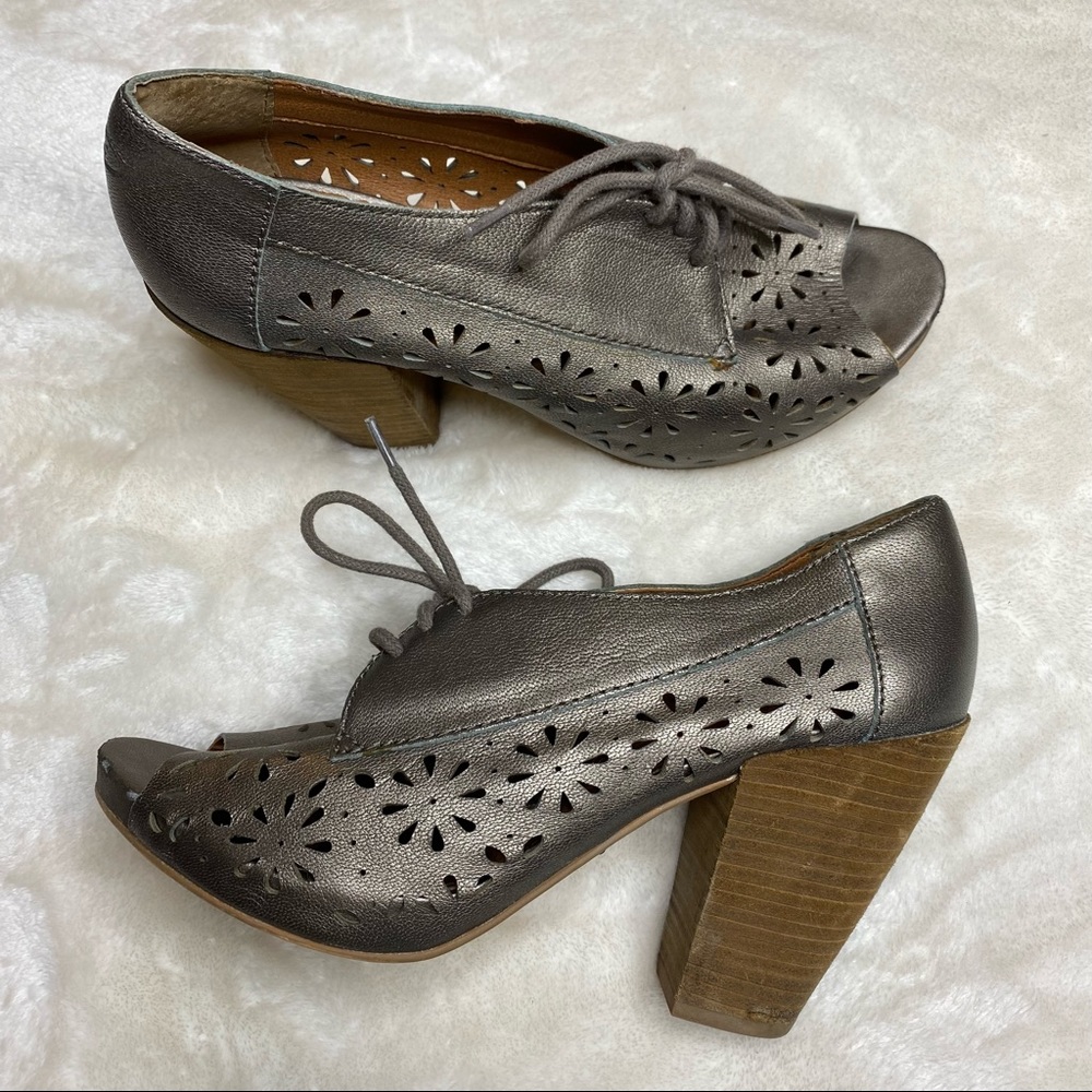 Lucky Brand Silver Open Toed Lace Up Heels with Cut Outs size 7